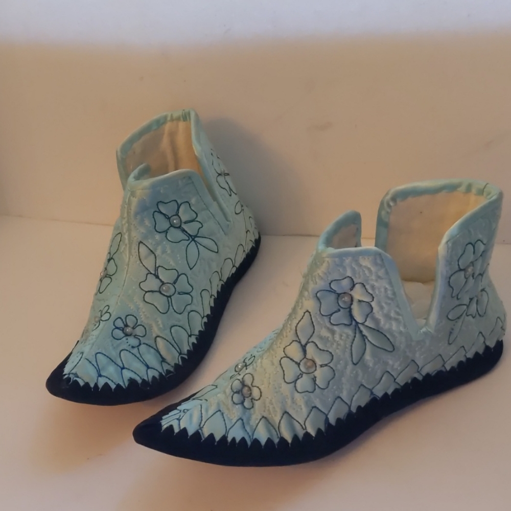 Japanese satin pointed toe slippers-sz M (6-7 1/2)